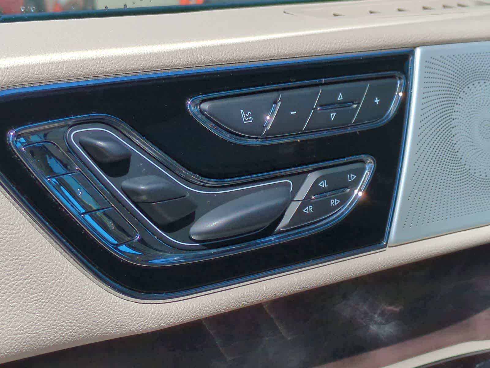 Thumbnail: 2021 Lincoln Navigator - 17