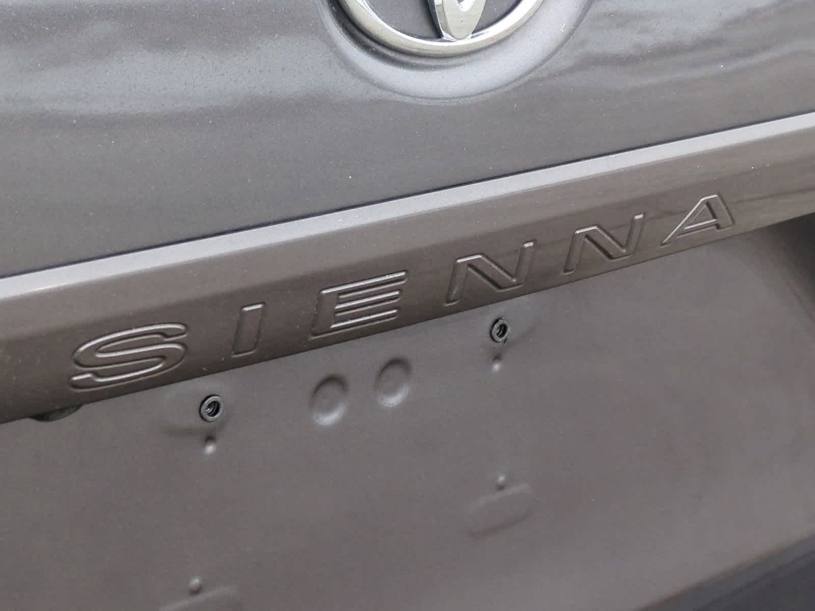 Thumbnail: 2015 Toyota Sienna - 13