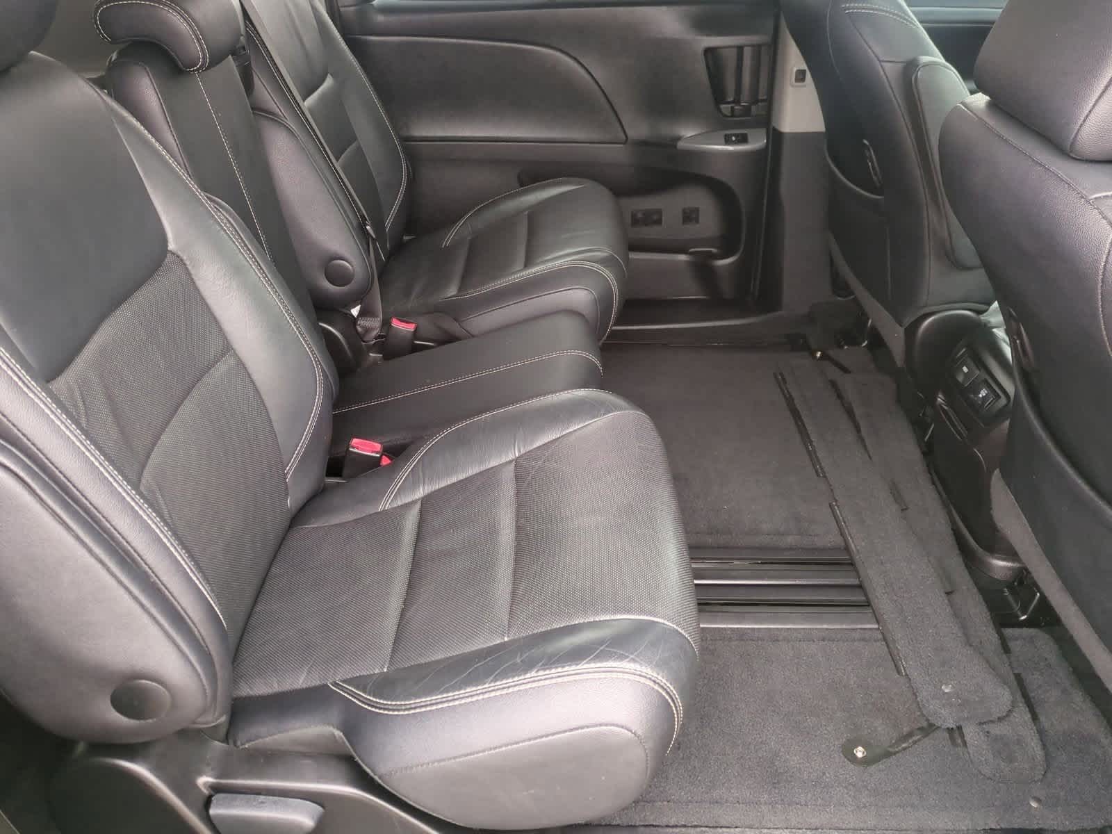 Thumbnail: 2015 Toyota Sienna - 21