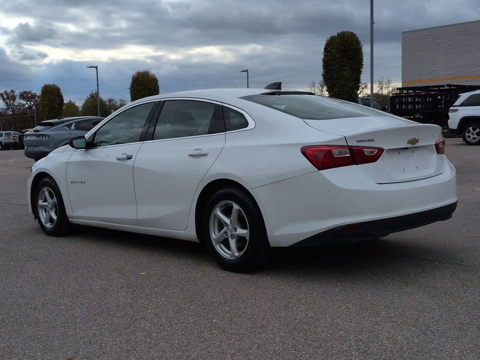 Thumbnail: 2017 Chevrolet Malibu - 6