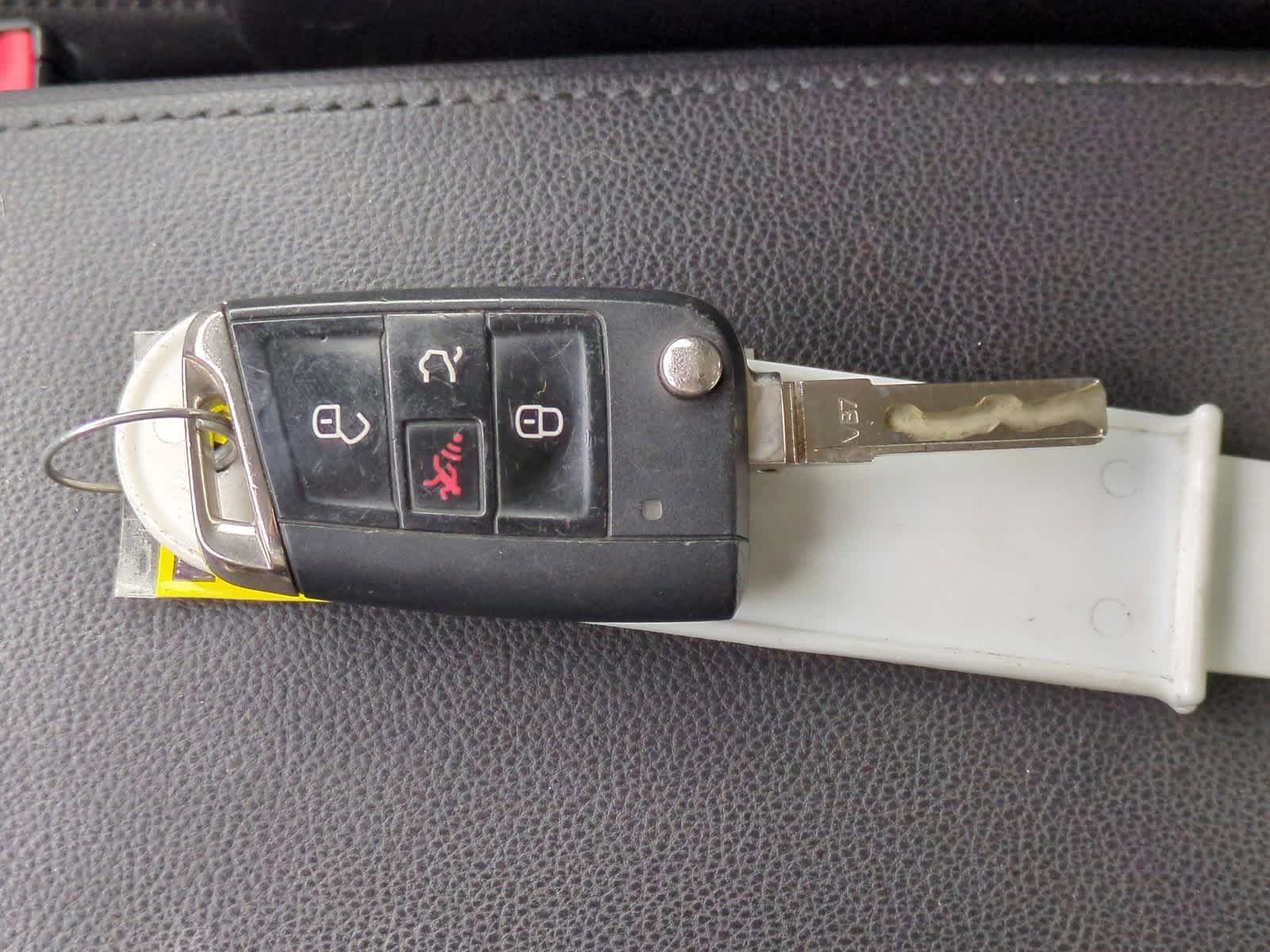 Thumbnail: 2017 Volkswagen e-Golf - 33