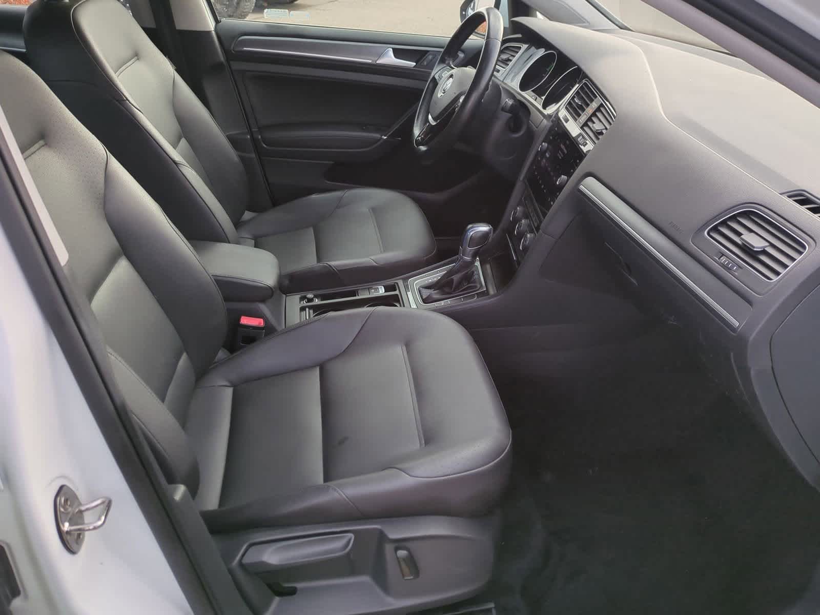 Thumbnail: 2017 Volkswagen e-Golf - 21