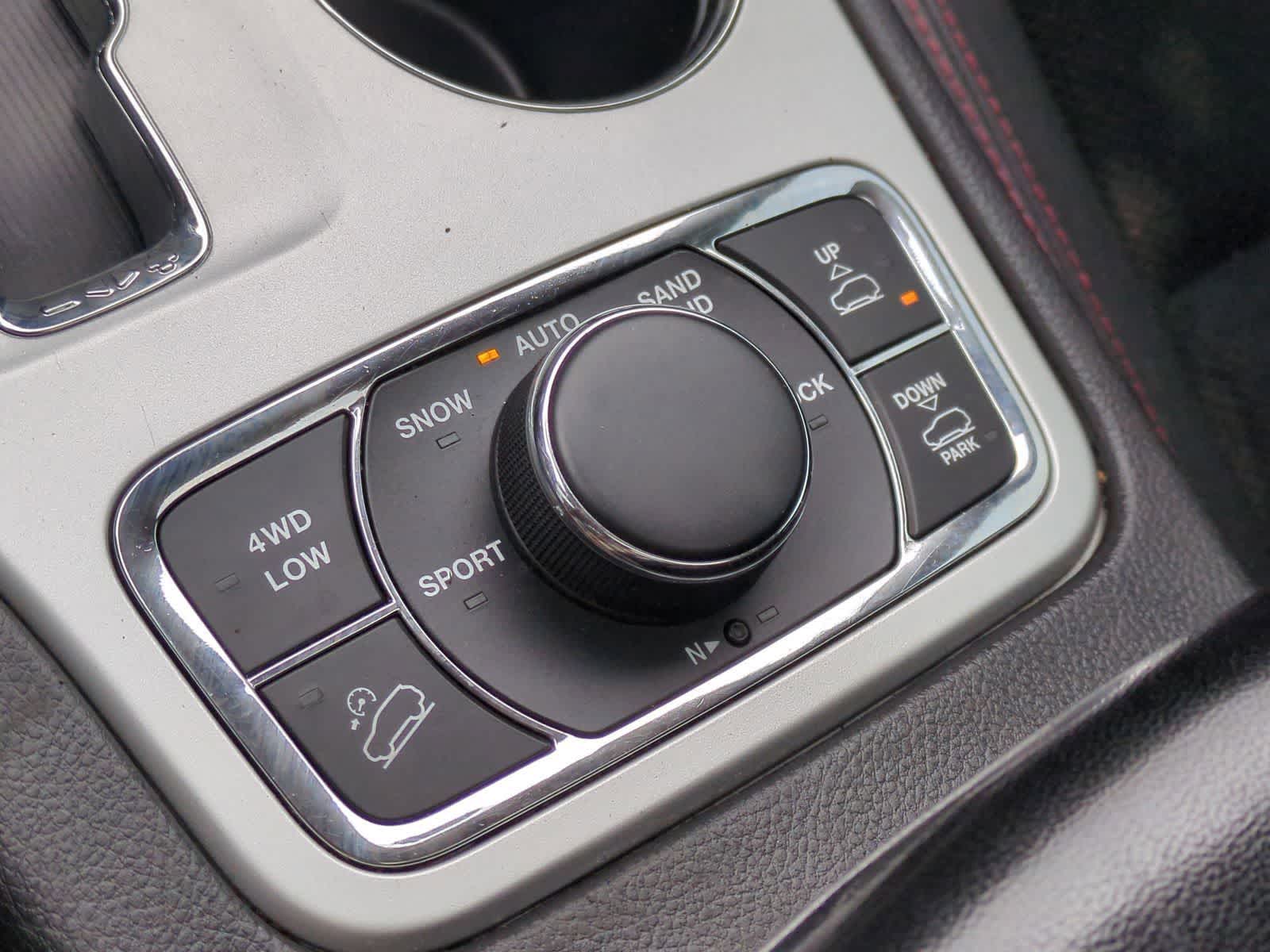 Thumbnail: 2013 Jeep Grand Cherokee - 28