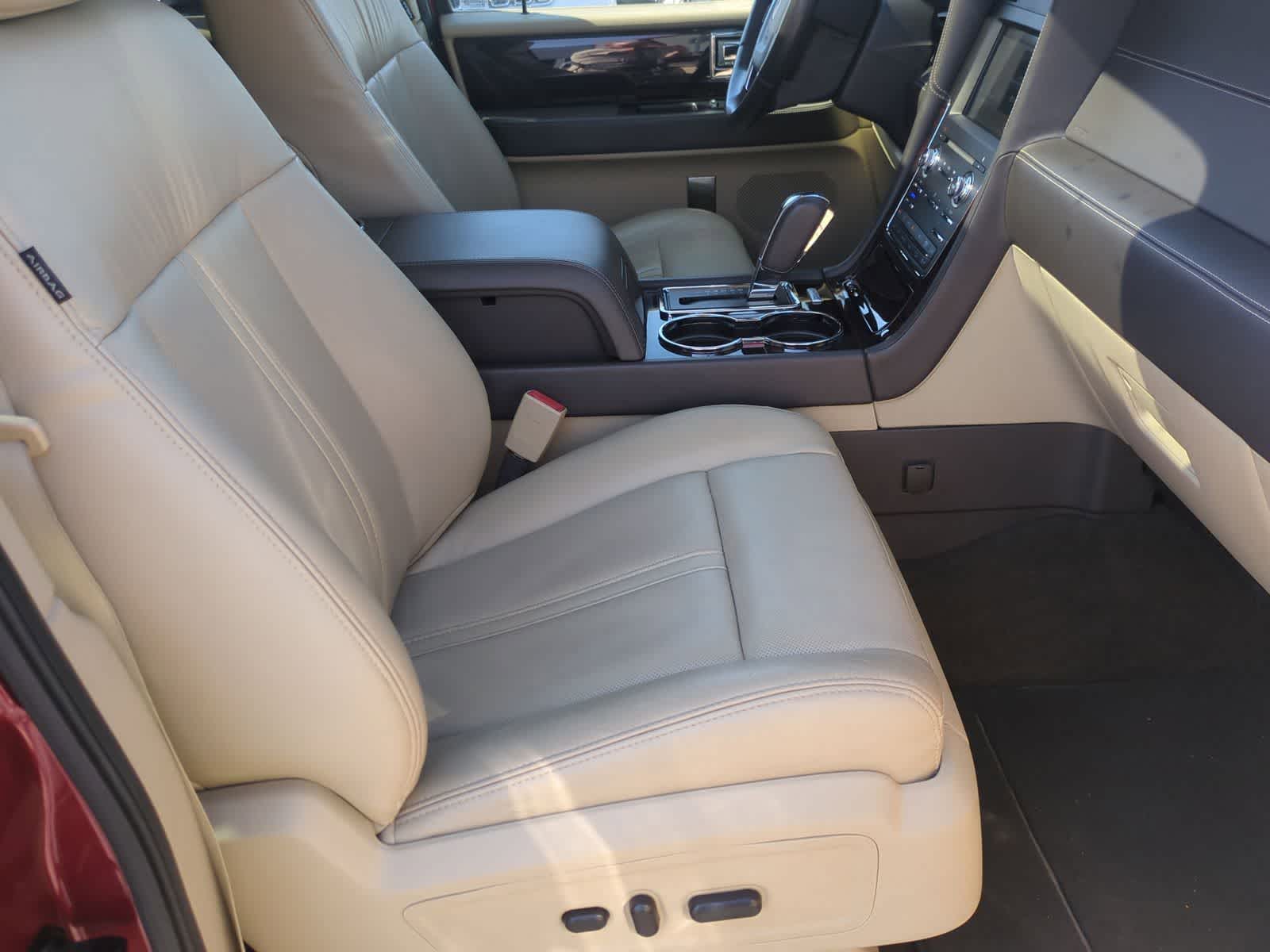 Thumbnail: 2016 Lincoln Navigator - 23