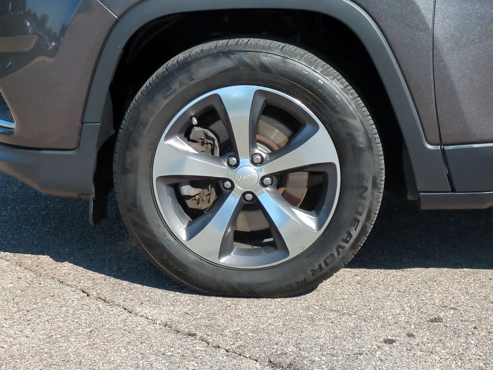 Thumbnail: 2019 Jeep Cherokee - 14