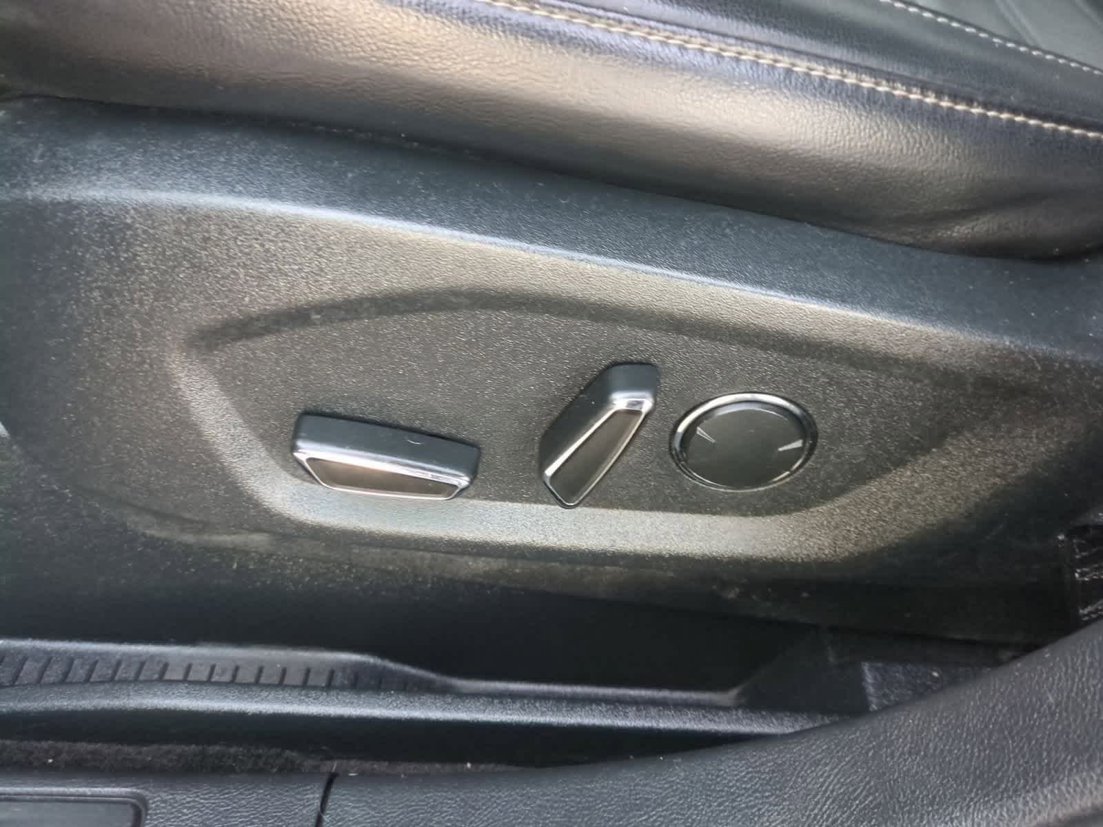 Thumbnail: 2016 Ford Edge - 17