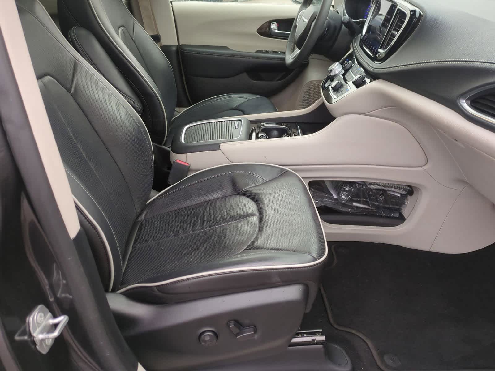 Thumbnail: 2022 Chrysler Pacifica - 25