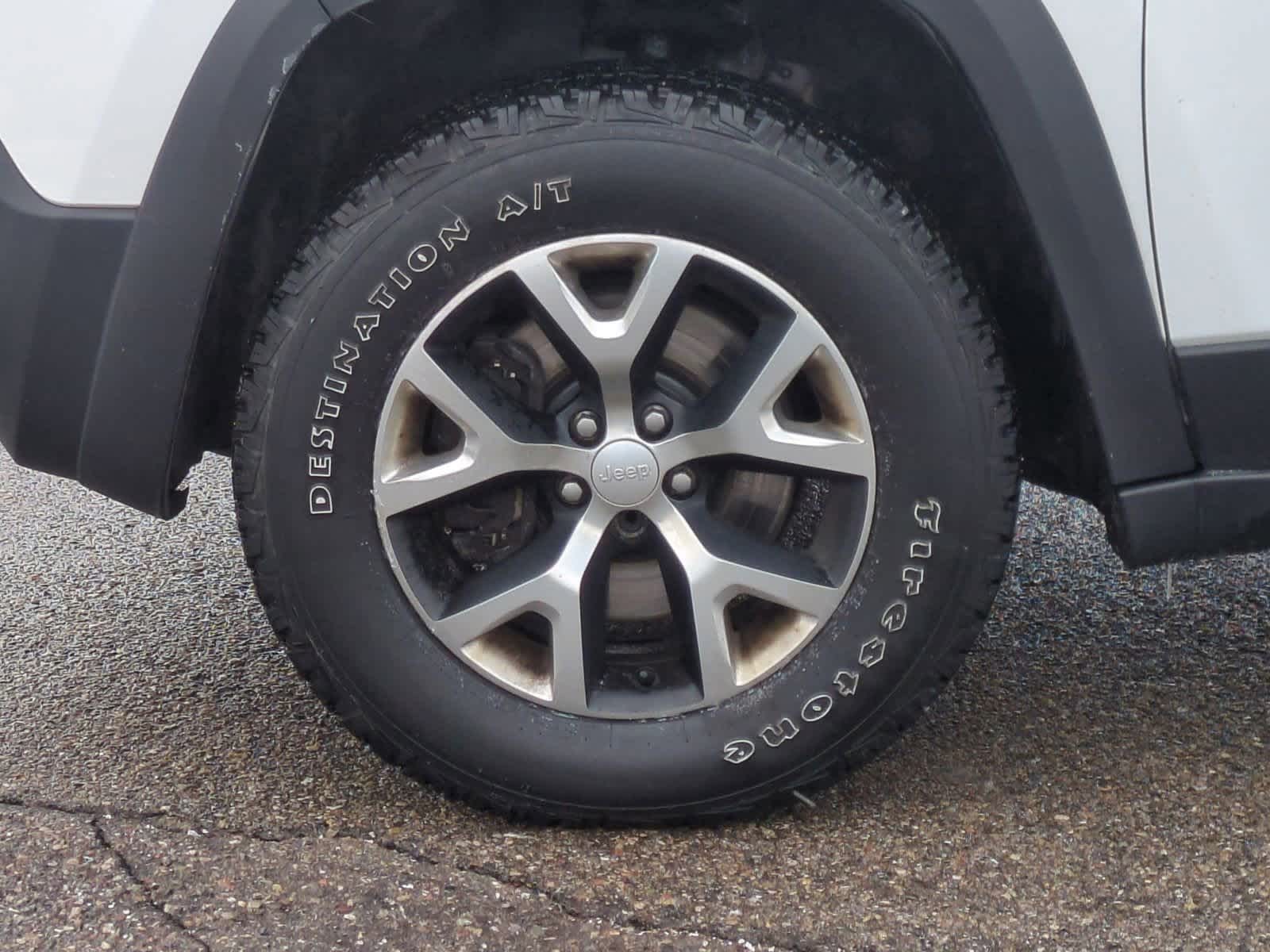 Thumbnail: 2017 Jeep Cherokee - 14