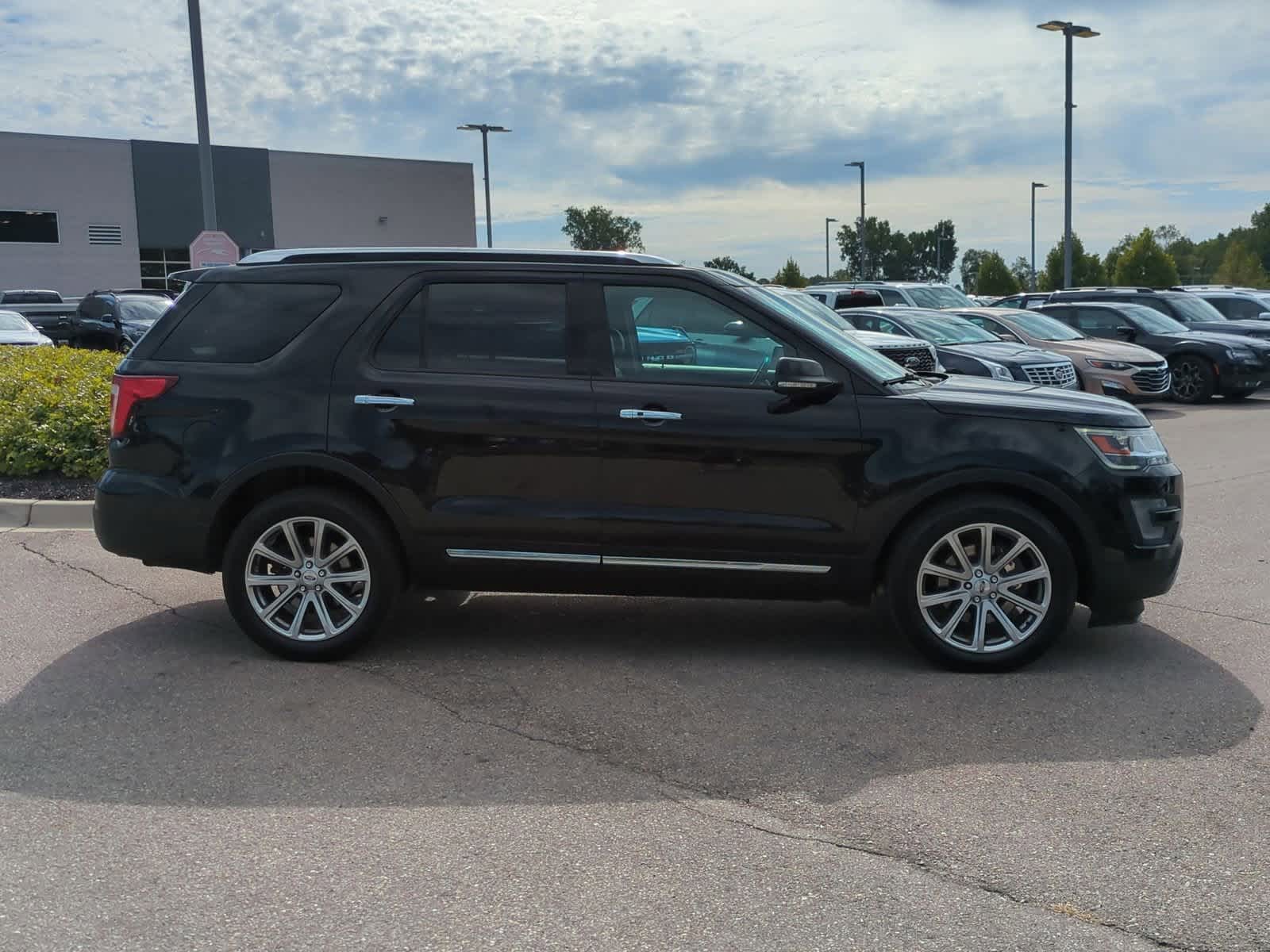 Thumbnail: 2017 Ford Explorer - 9
