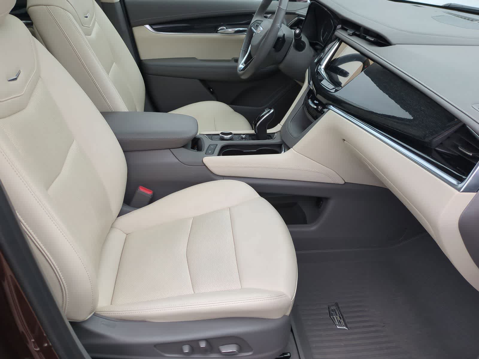 Thumbnail: 2022 Cadillac XT6 - 25