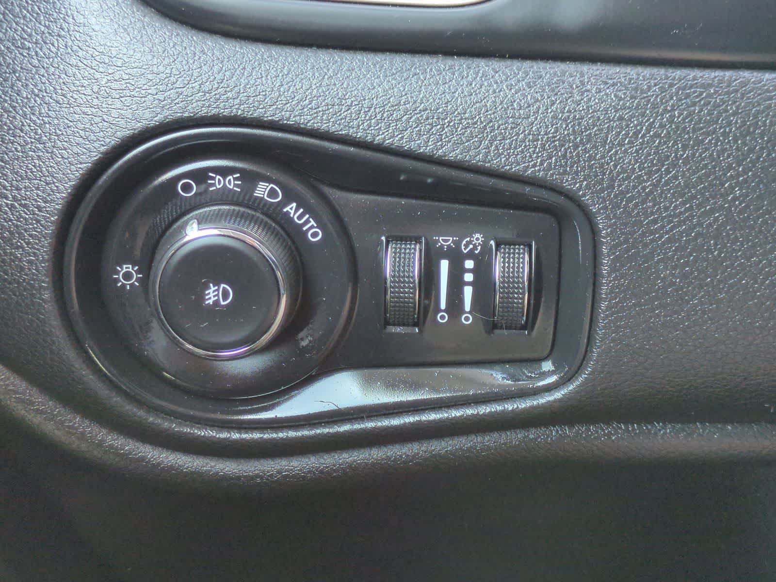 Thumbnail: 2015 Jeep Renegade - 28