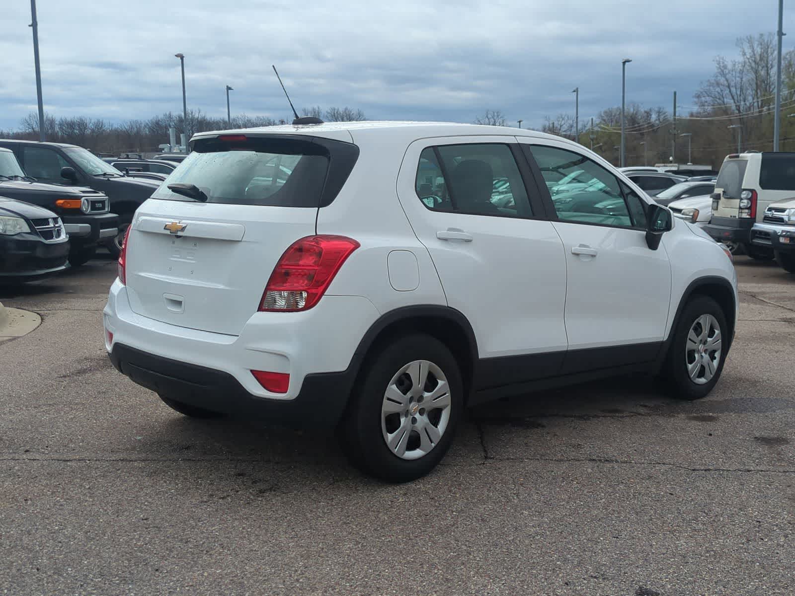 Thumbnail: 2017 Chevrolet Trax - 8