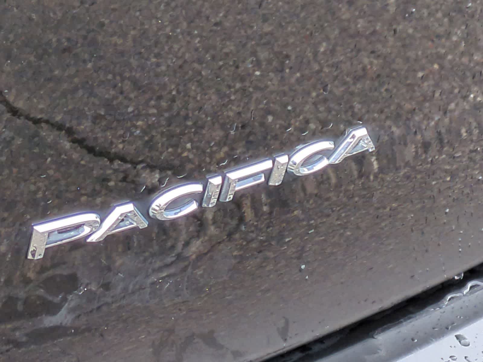 Thumbnail: 2018 Chrysler Pacifica - 9