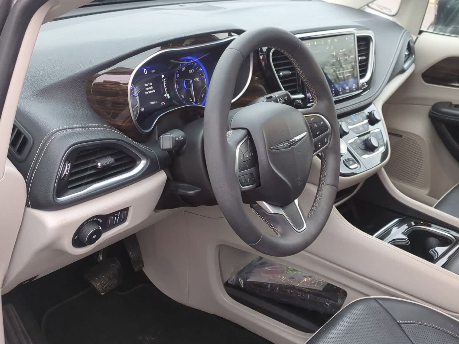 Thumbnail: 2022 Chrysler Pacifica - 10