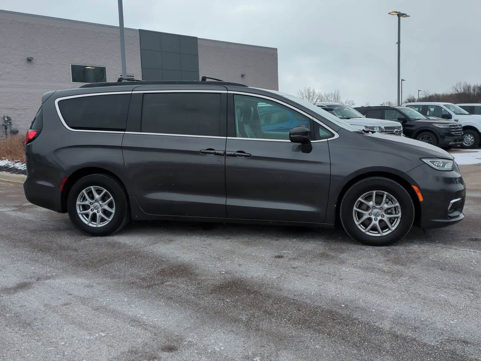 Thumbnail: 2022 Chrysler Pacifica - 9