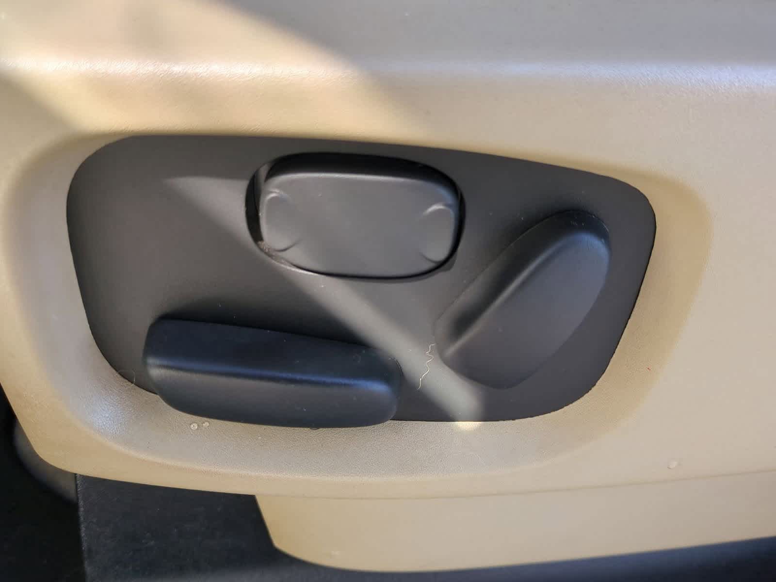 Thumbnail: 2016 Land Rover LR4 - 17