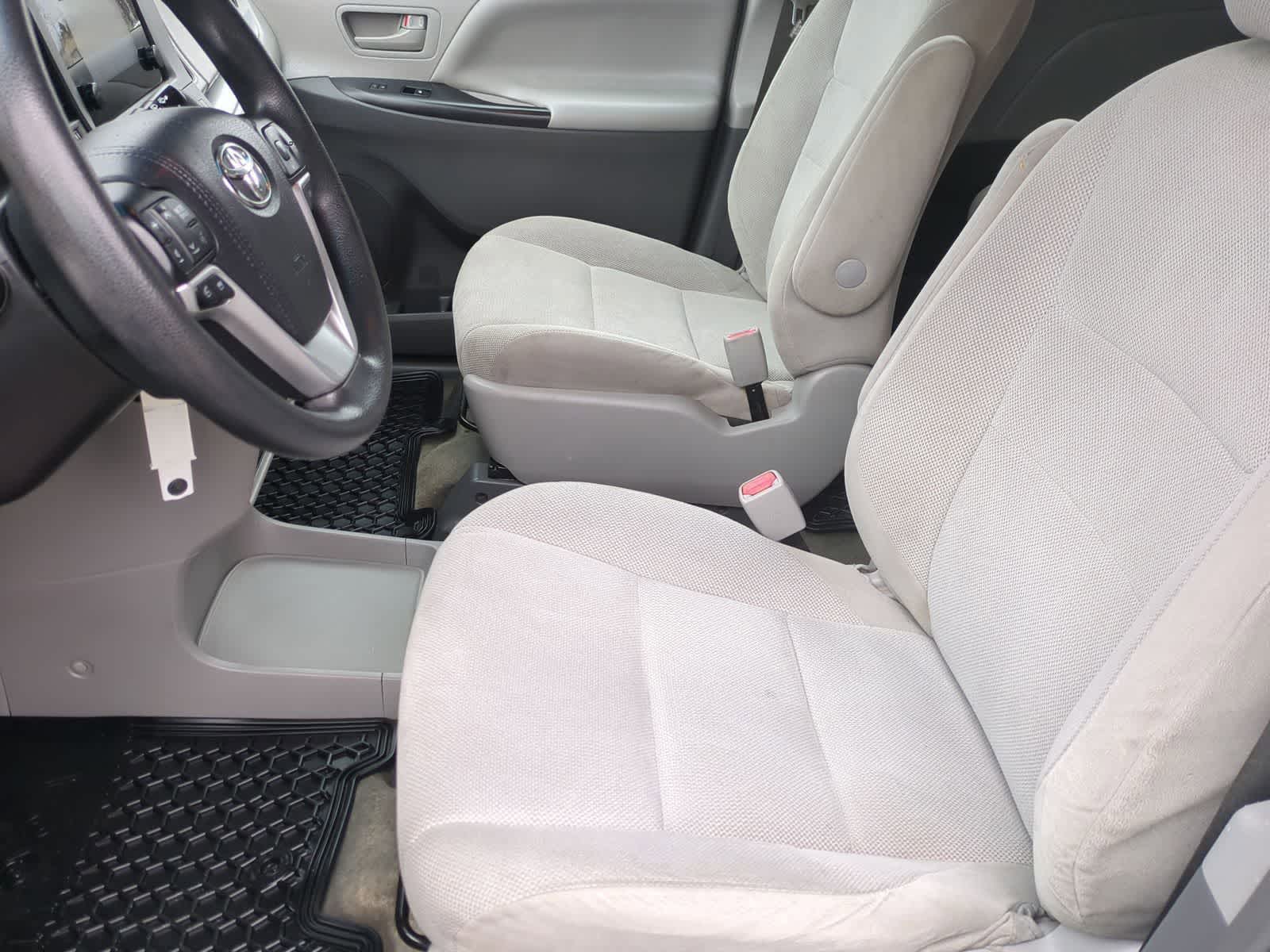 Thumbnail: 2016 Toyota Sienna - 16