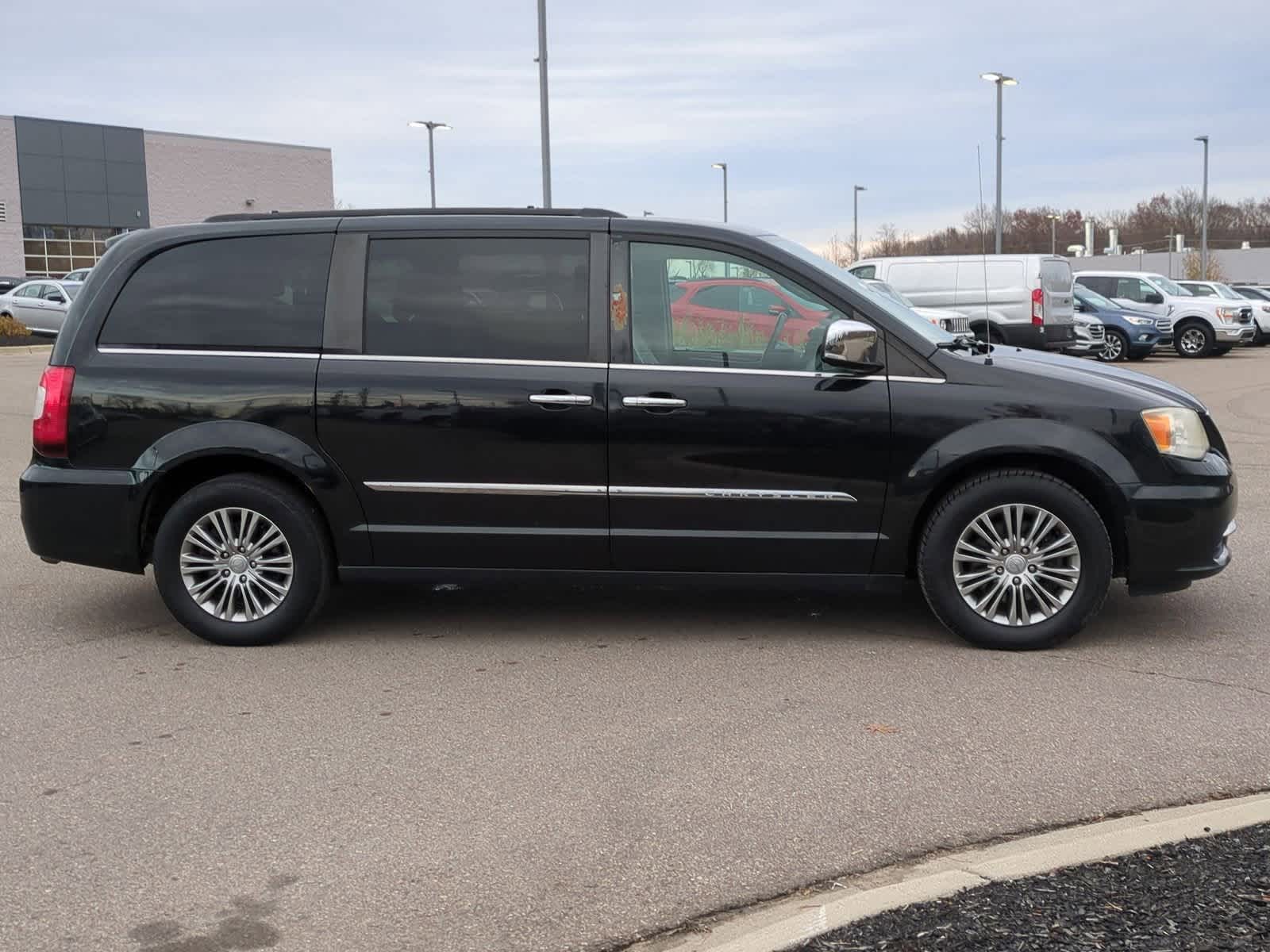 2013 Chrysler Town & Country Touring 9