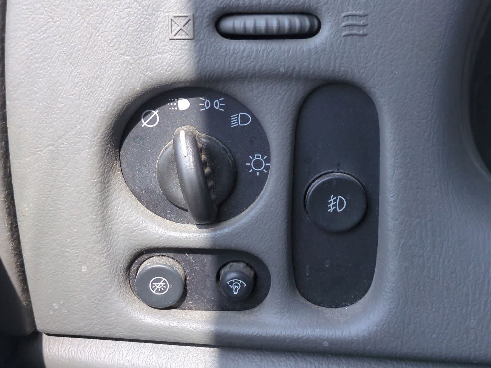 Thumbnail: 2004 Chevrolet TrailBlazer - 28