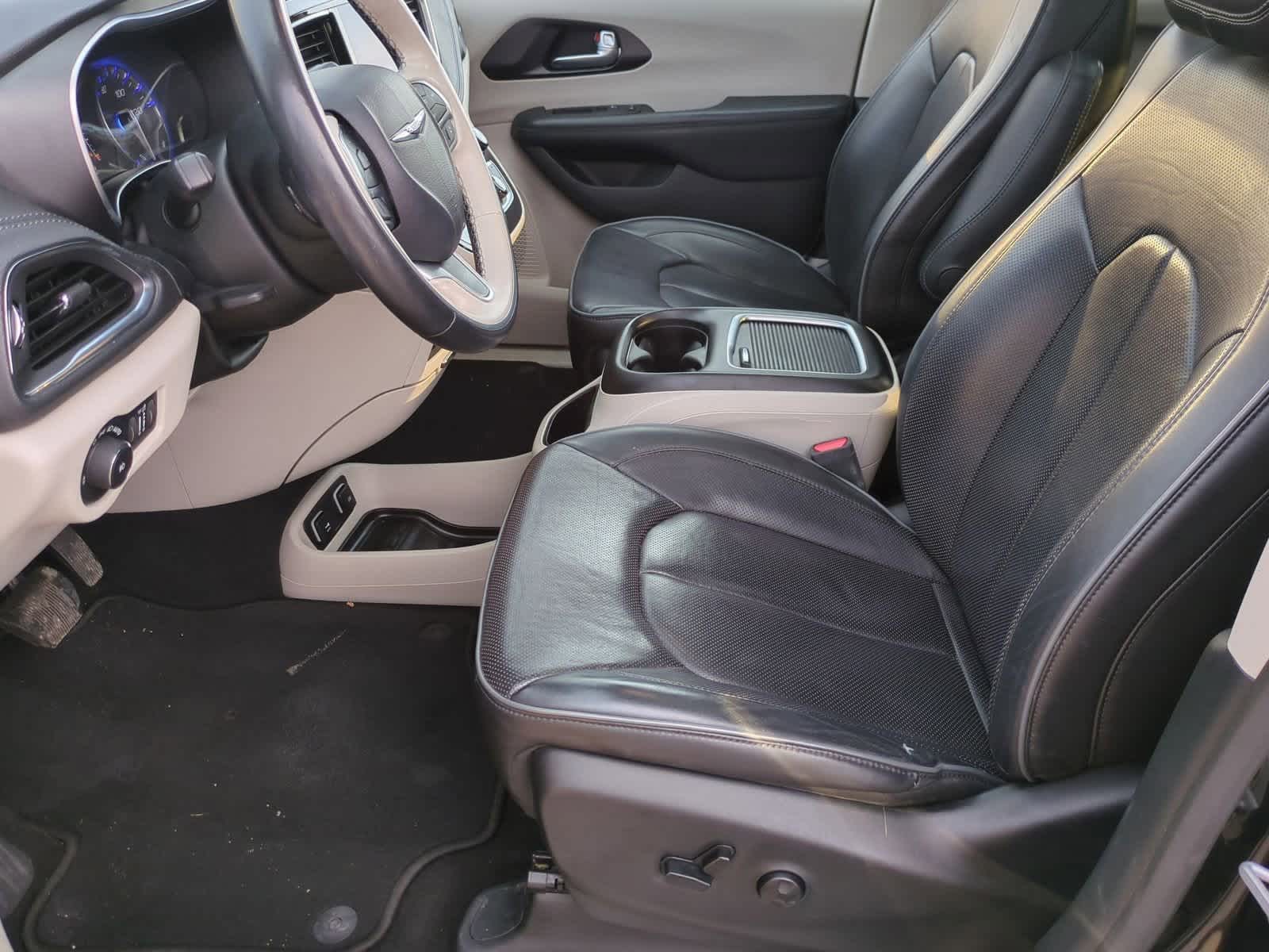 Thumbnail: 2020 Chrysler Pacifica - 16