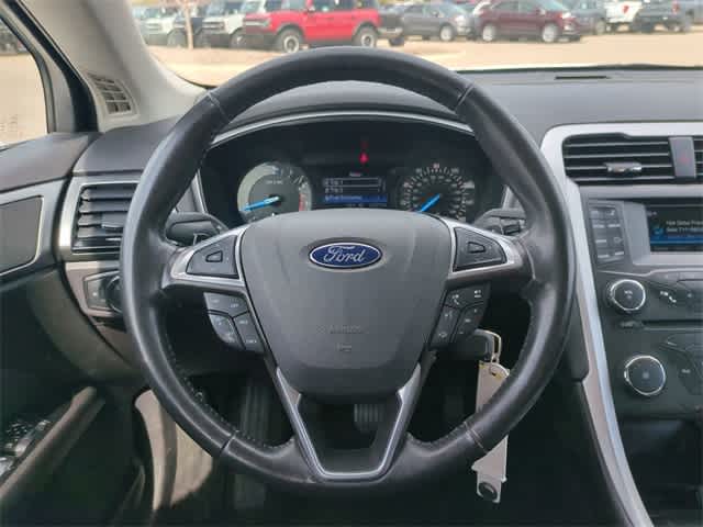 2016 Ford Fusion SE 22