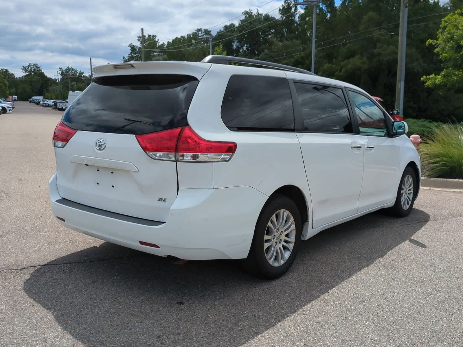Thumbnail: 2011 Toyota Sienna - 8