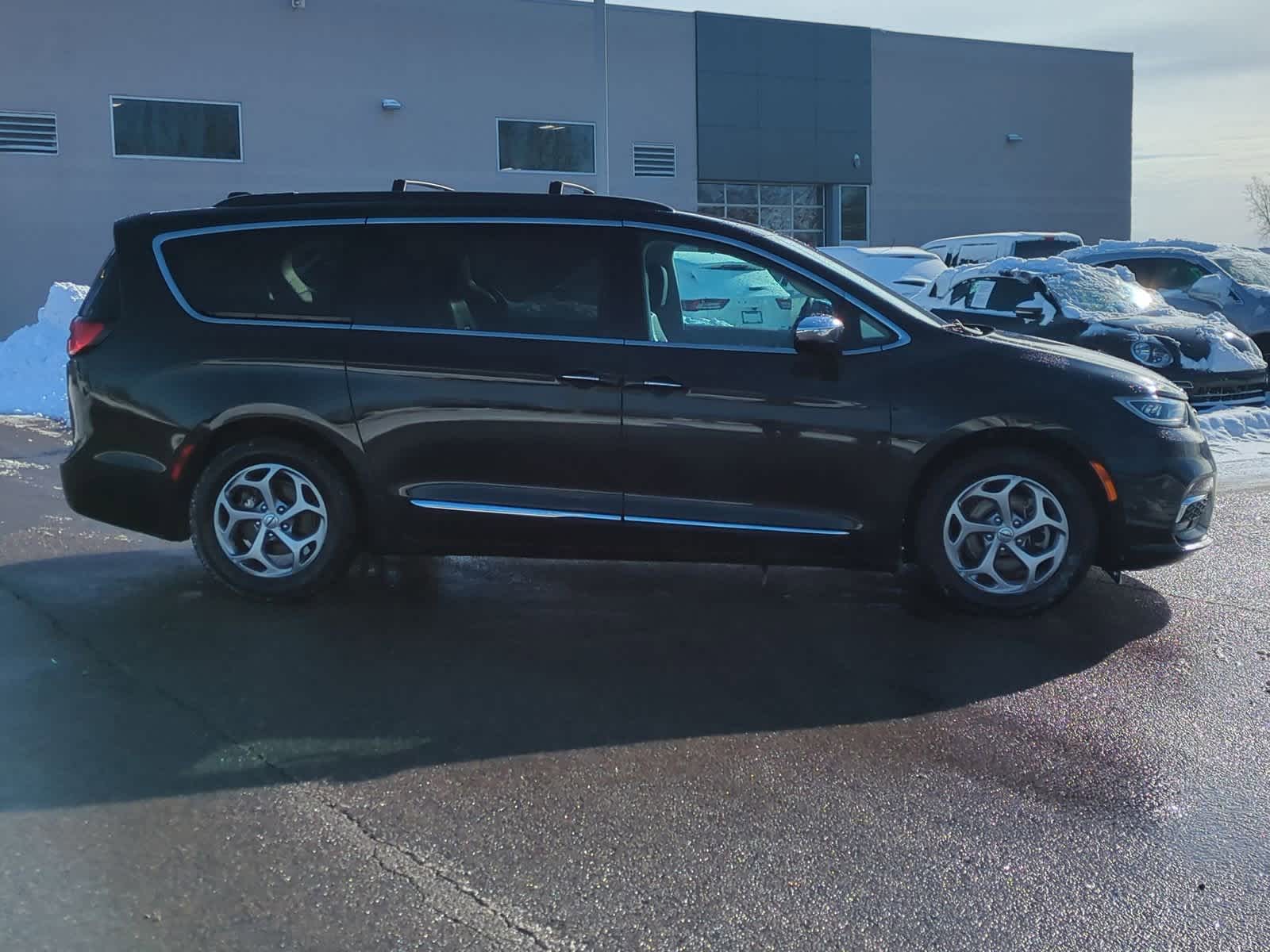 Thumbnail: 2023 Chrysler Pacifica - 9