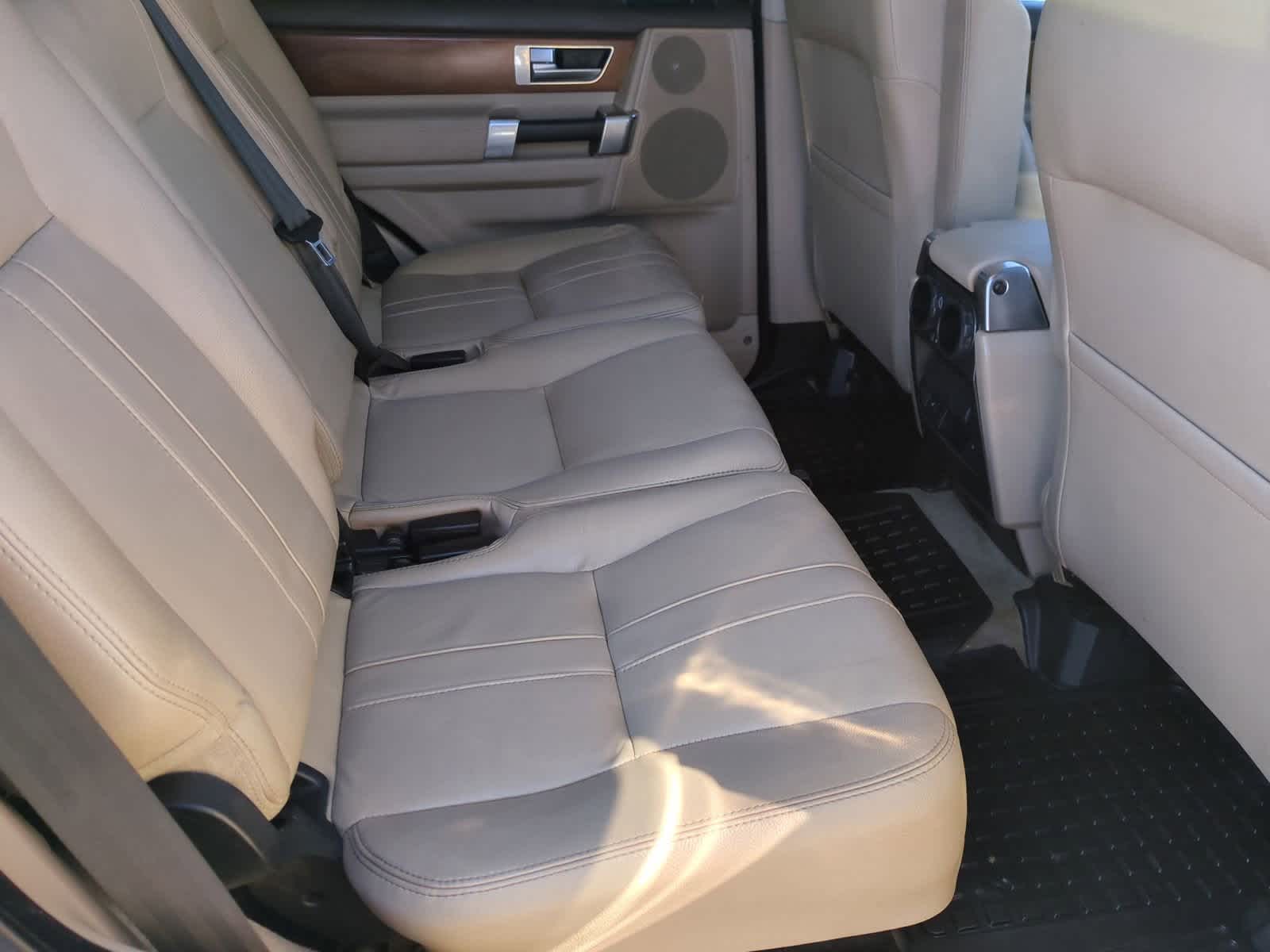 Thumbnail: 2016 Land Rover LR4 - 21