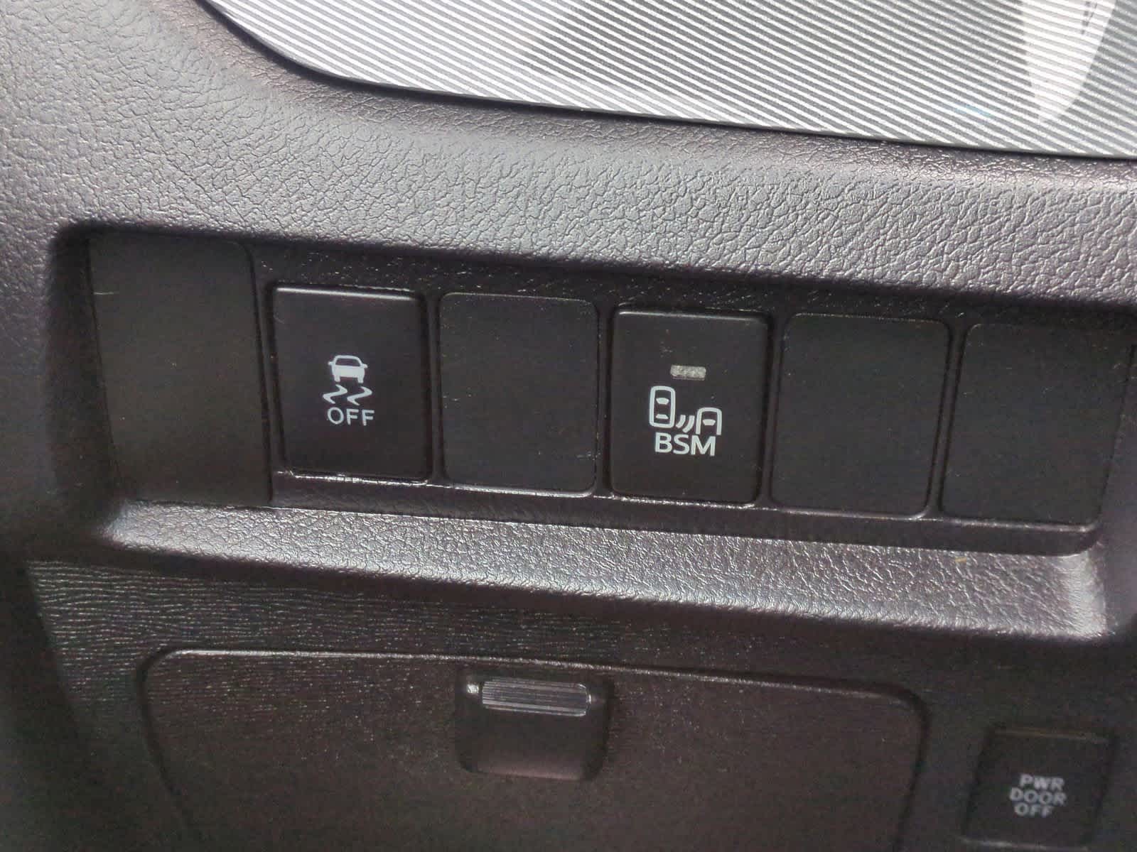 Thumbnail: 2015 Toyota Sienna - 34