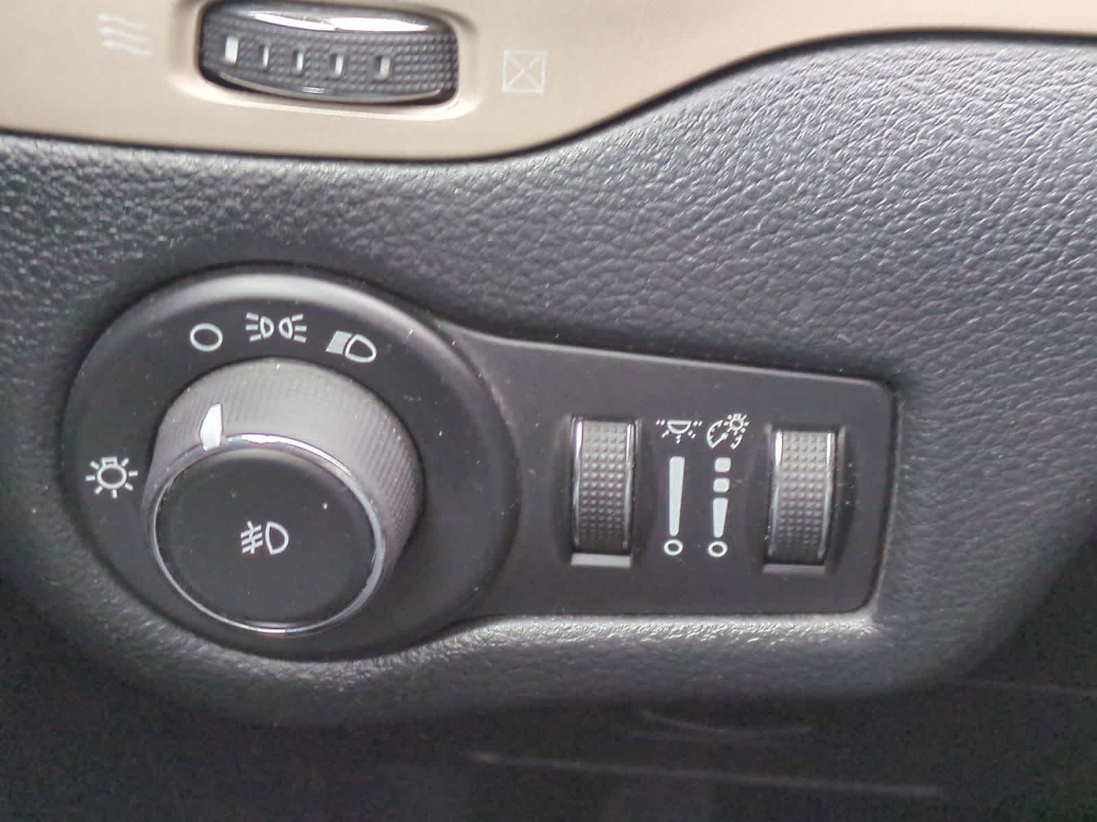 Thumbnail: 2014 Jeep Cherokee - 32