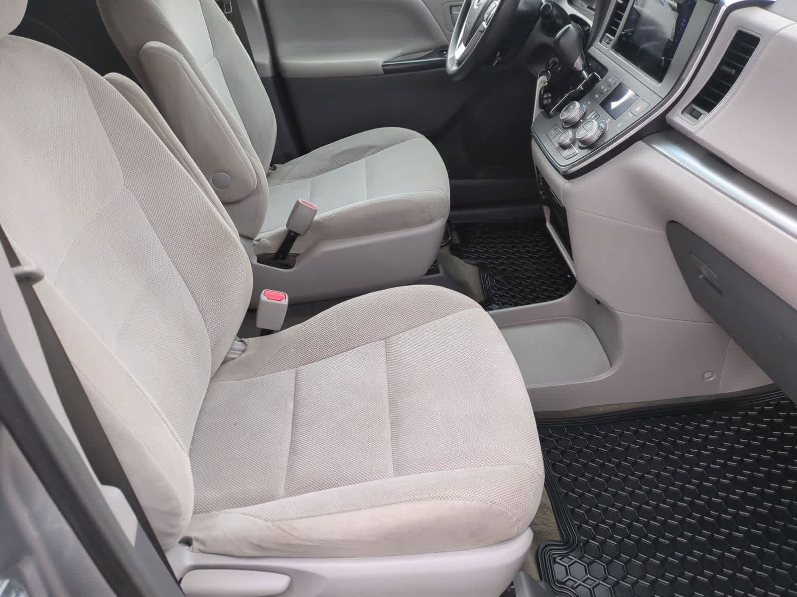 Thumbnail: 2016 Toyota Sienna - 21