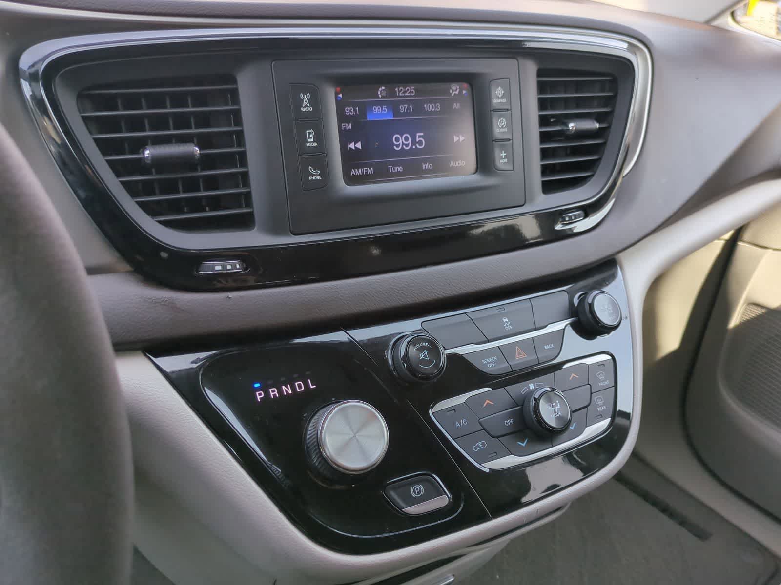 Thumbnail: 2017 Chrysler Pacifica - 27