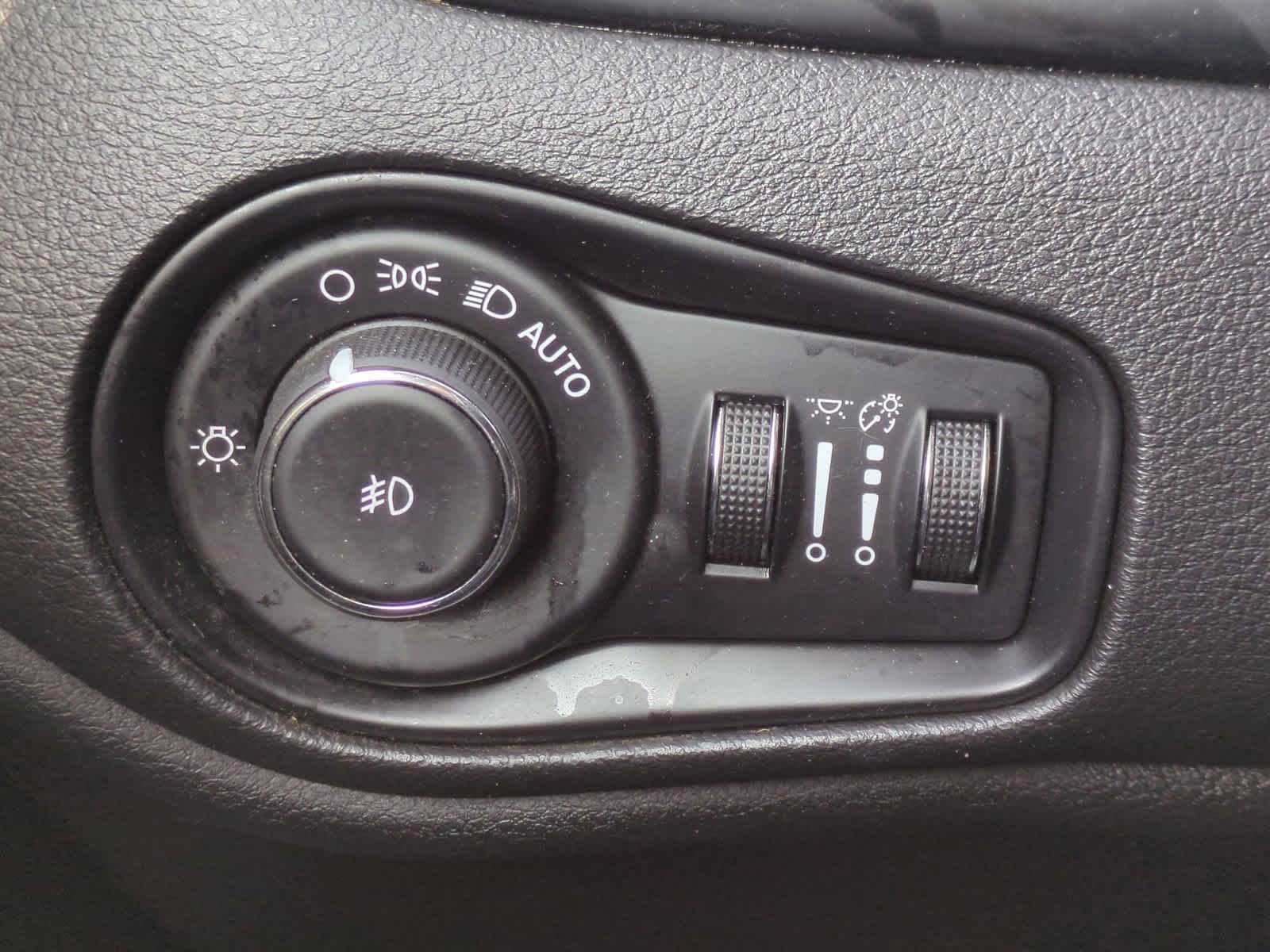 Thumbnail: 2015 Jeep Renegade - 30