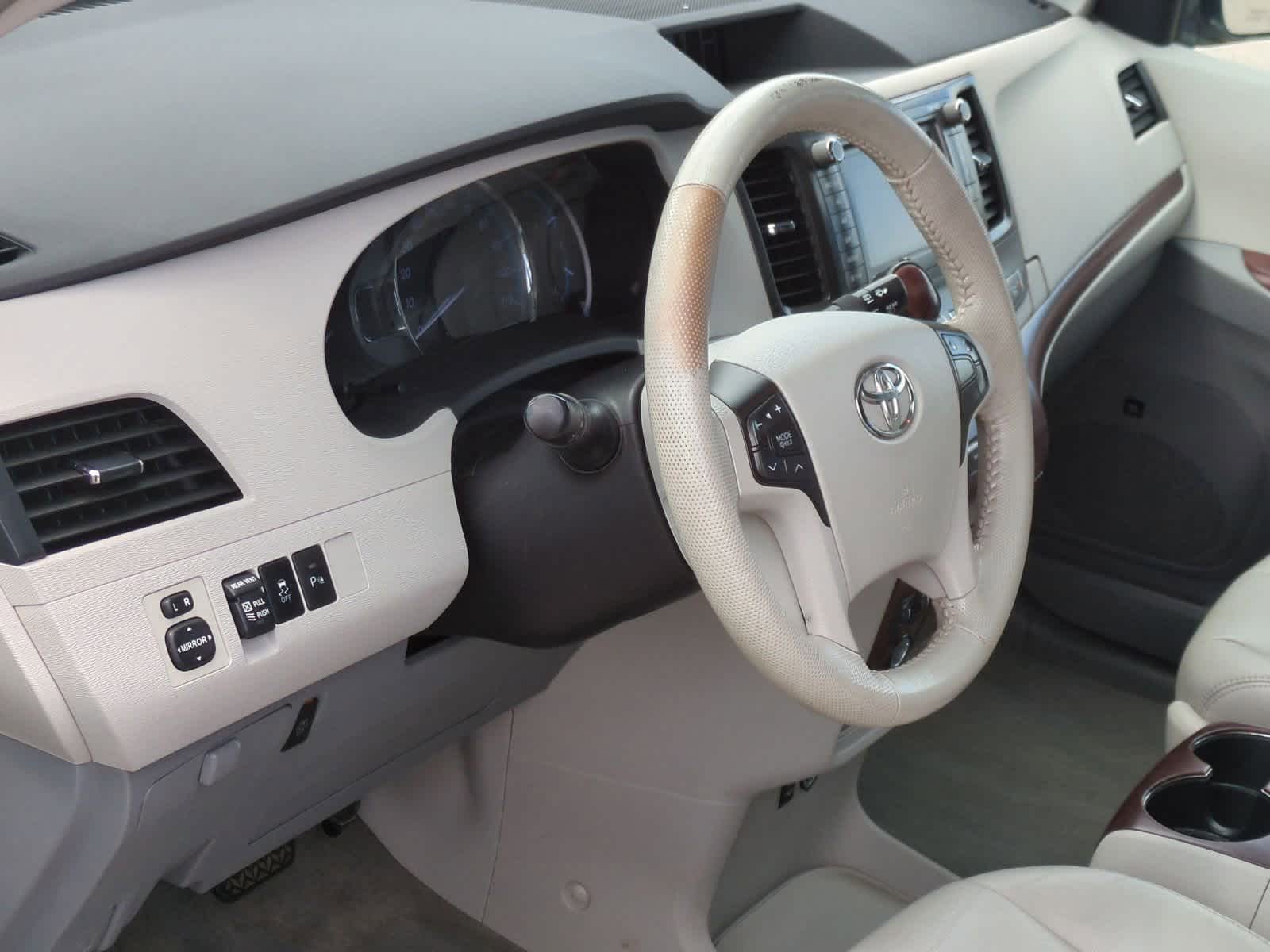 Thumbnail: 2011 Toyota Sienna - 10