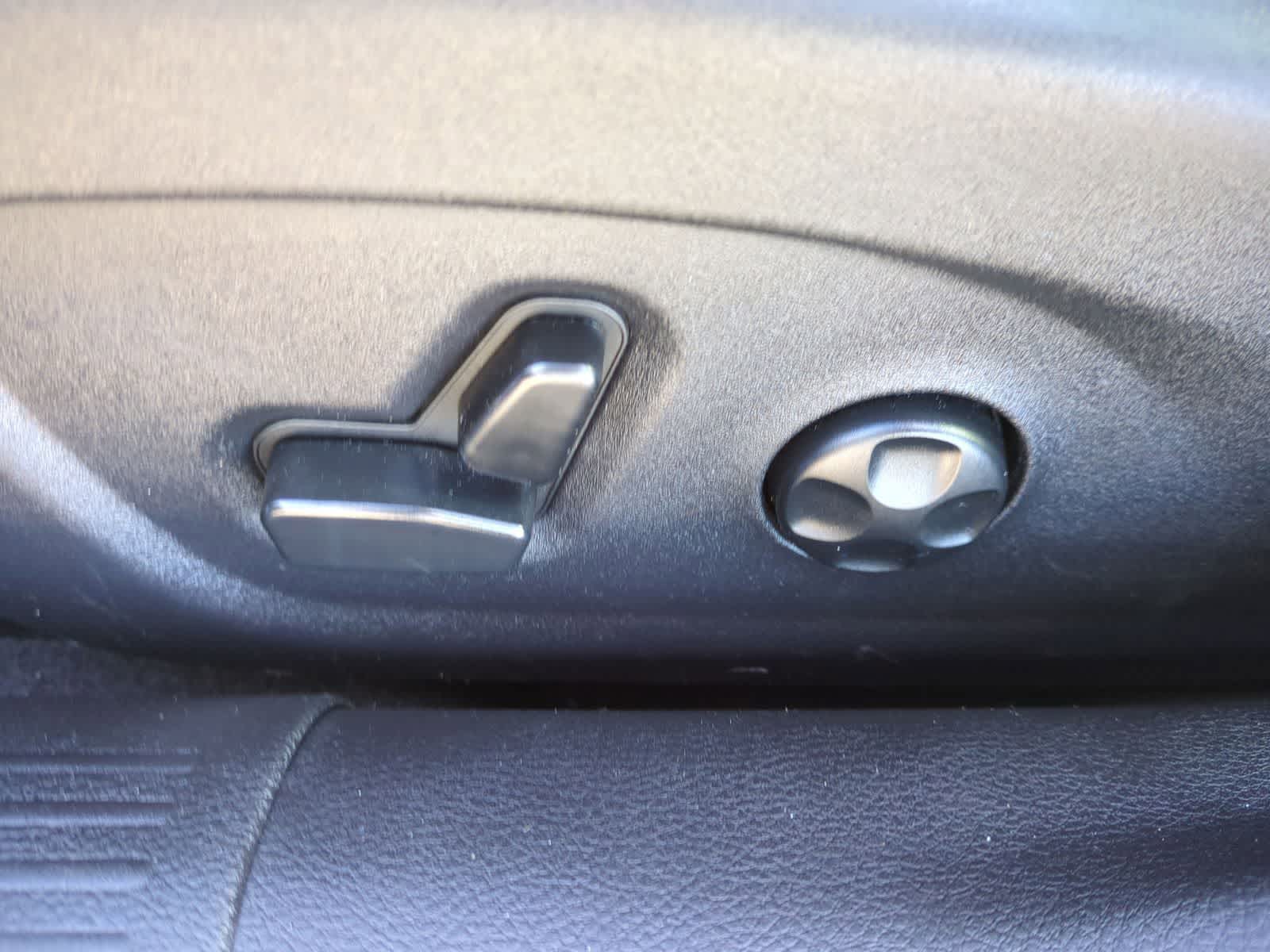 Thumbnail: 2016 Chrysler 200 - 17