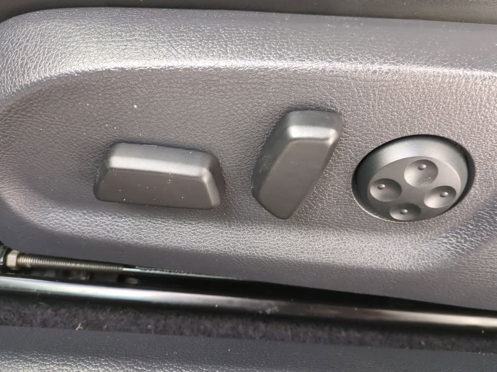 Thumbnail: 2013 Volkswagen Eos - 17