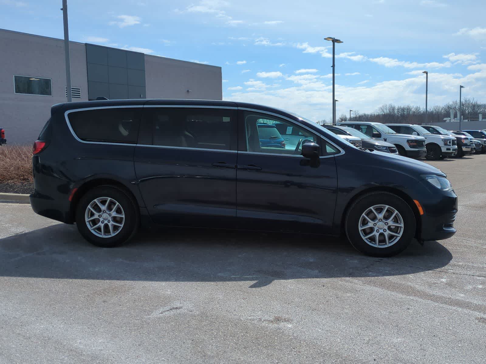 Thumbnail: 2017 Chrysler Pacifica - 9