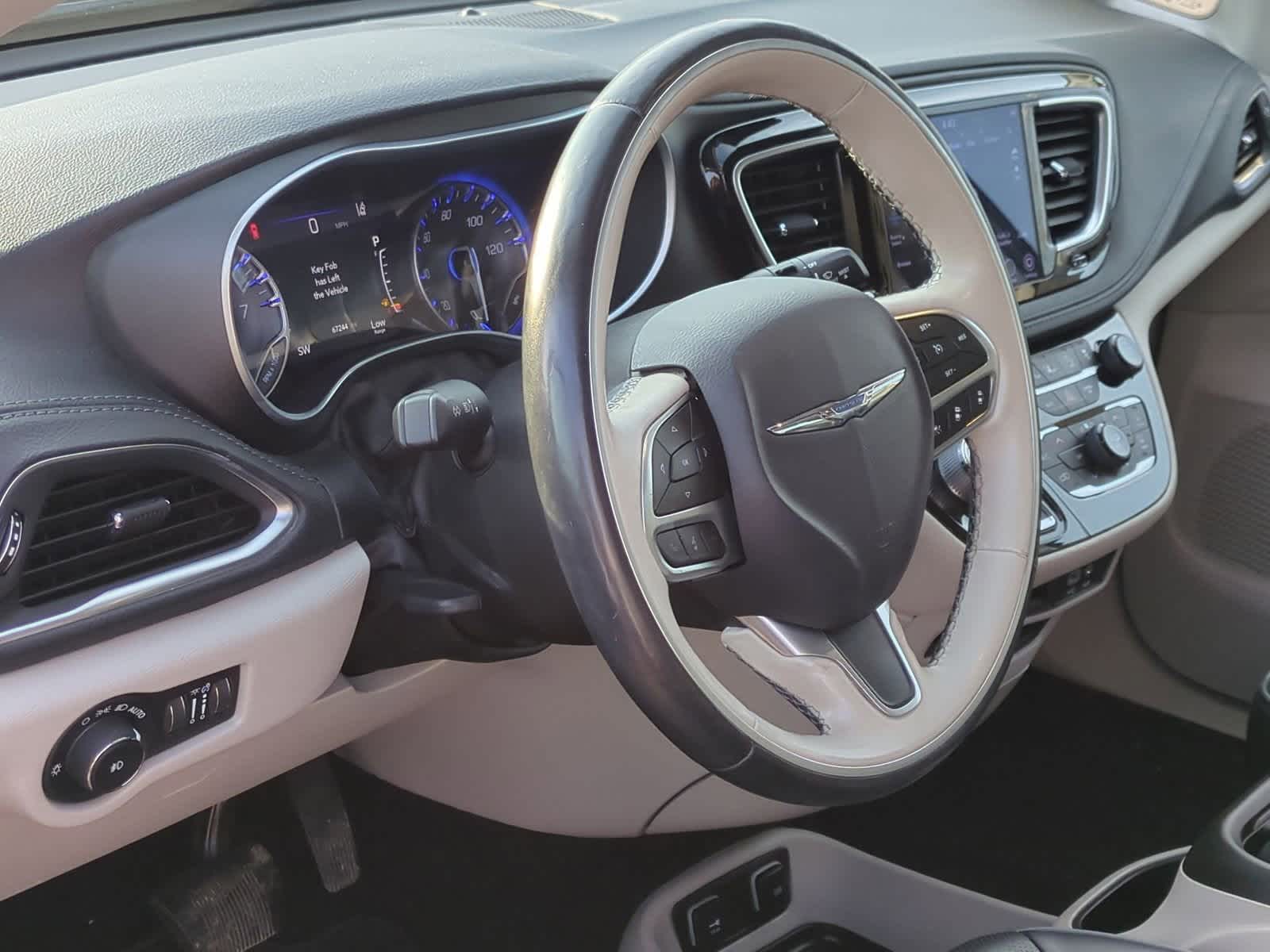 Thumbnail: 2020 Chrysler Pacifica - 10