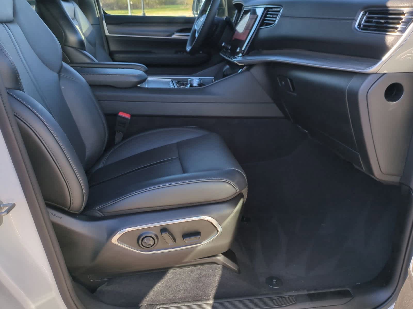 Thumbnail: 2024 Jeep Wagoneer - 22