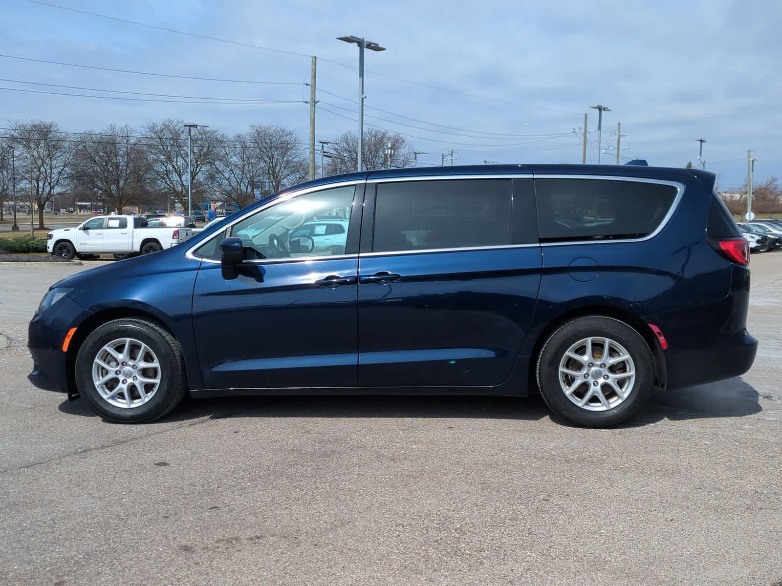 Thumbnail: 2017 Chrysler Pacifica - 5