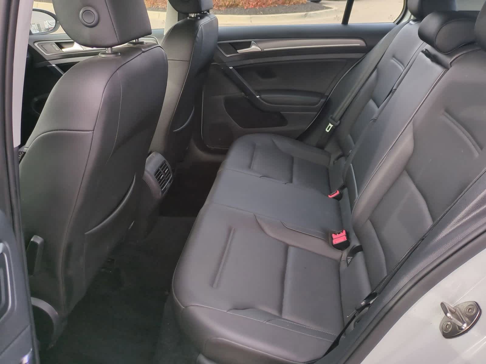 Thumbnail: 2017 Volkswagen e-Golf - 19