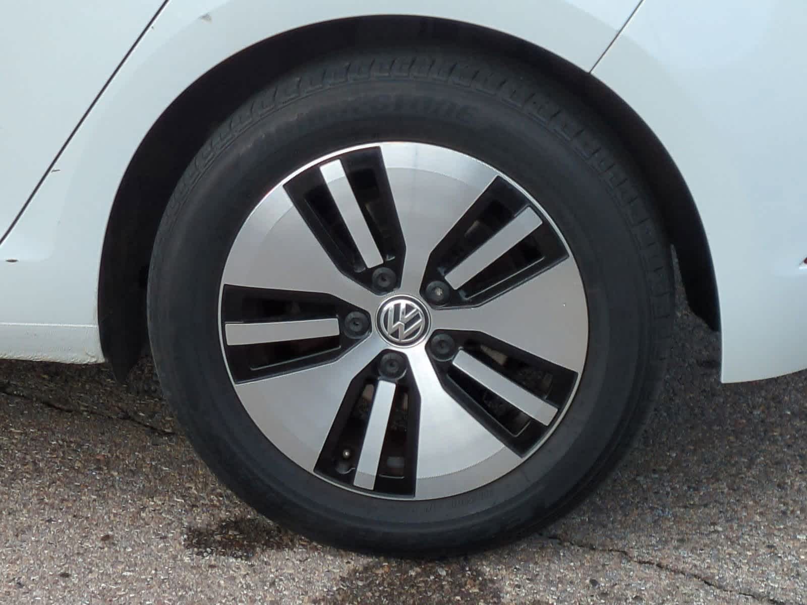 Thumbnail: 2017 Volkswagen e-Golf - 14