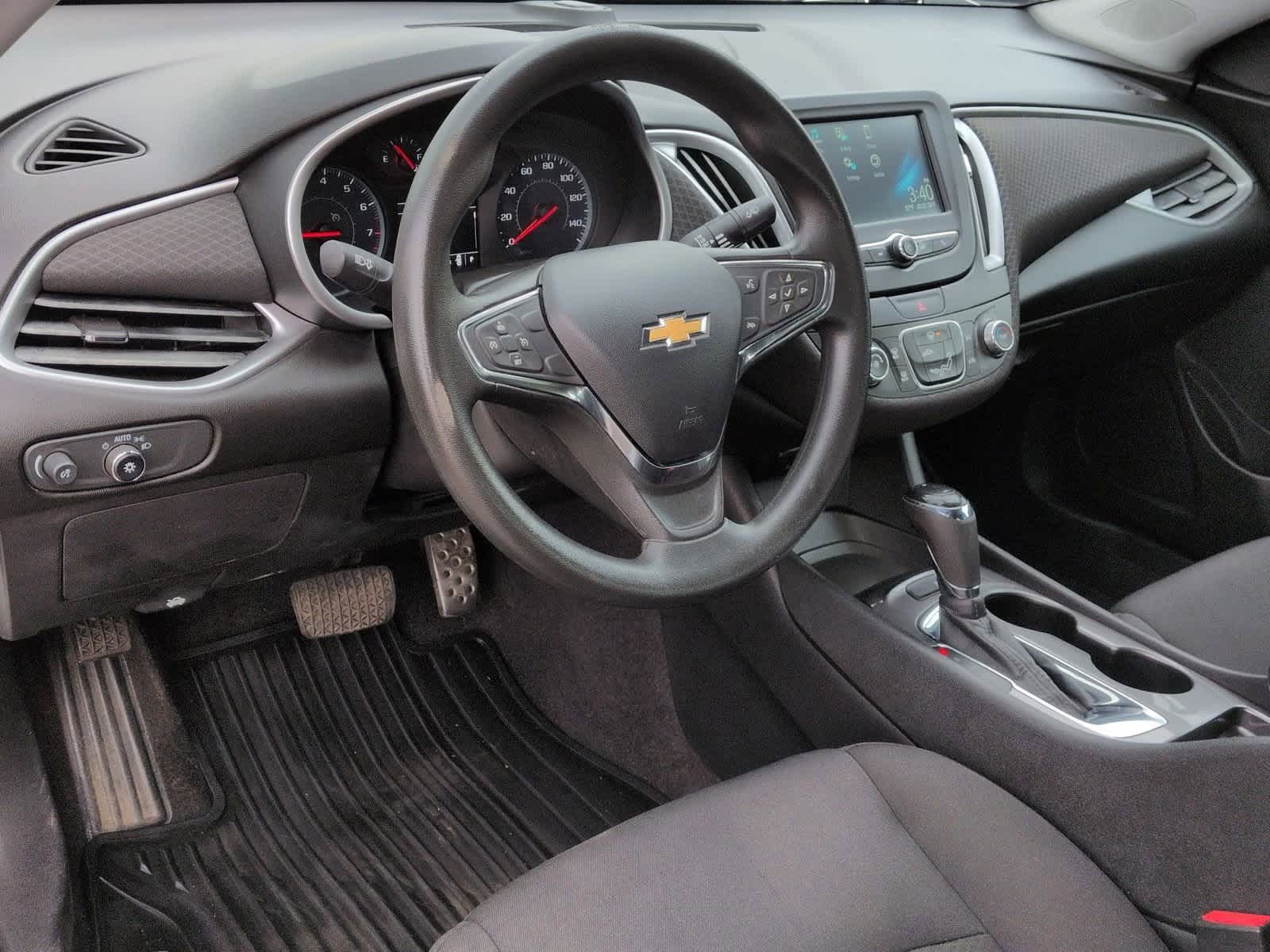 Thumbnail: 2017 Chevrolet Malibu - 10