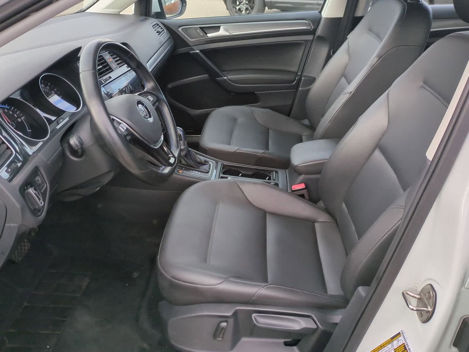 Thumbnail: 2017 Volkswagen e-Golf - 16