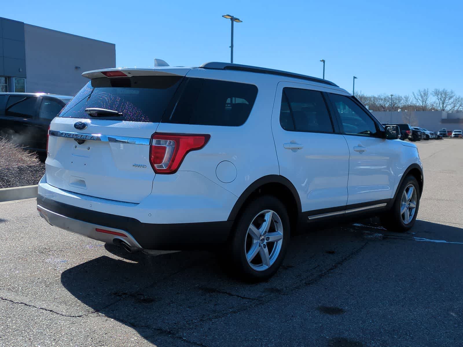 Thumbnail: 2017 Ford Explorer - 8
