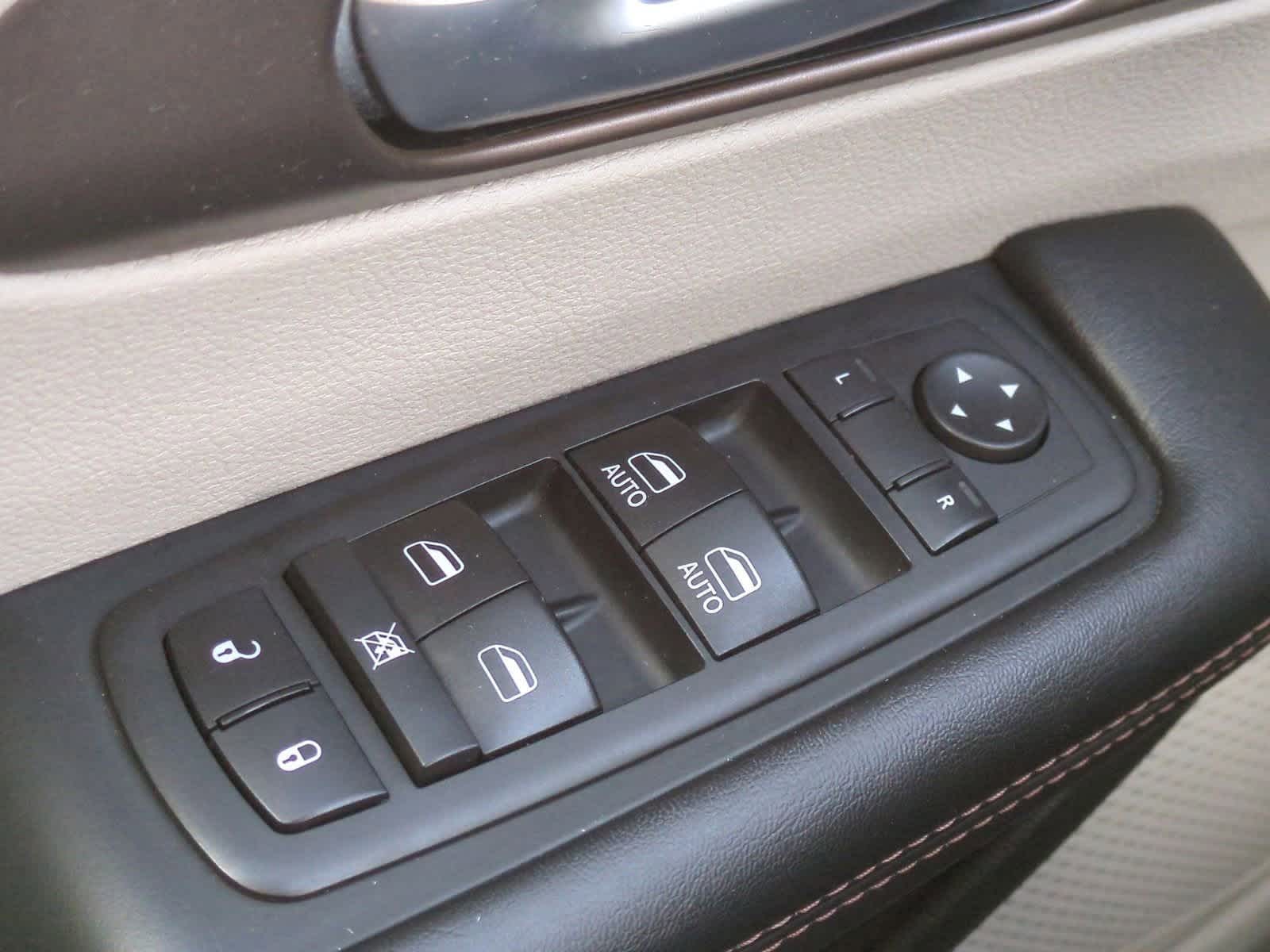 Thumbnail: 2018 Chrysler Pacifica - 30