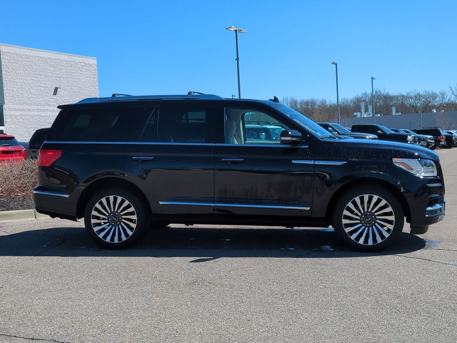 Thumbnail: 2021 Lincoln Navigator - 9