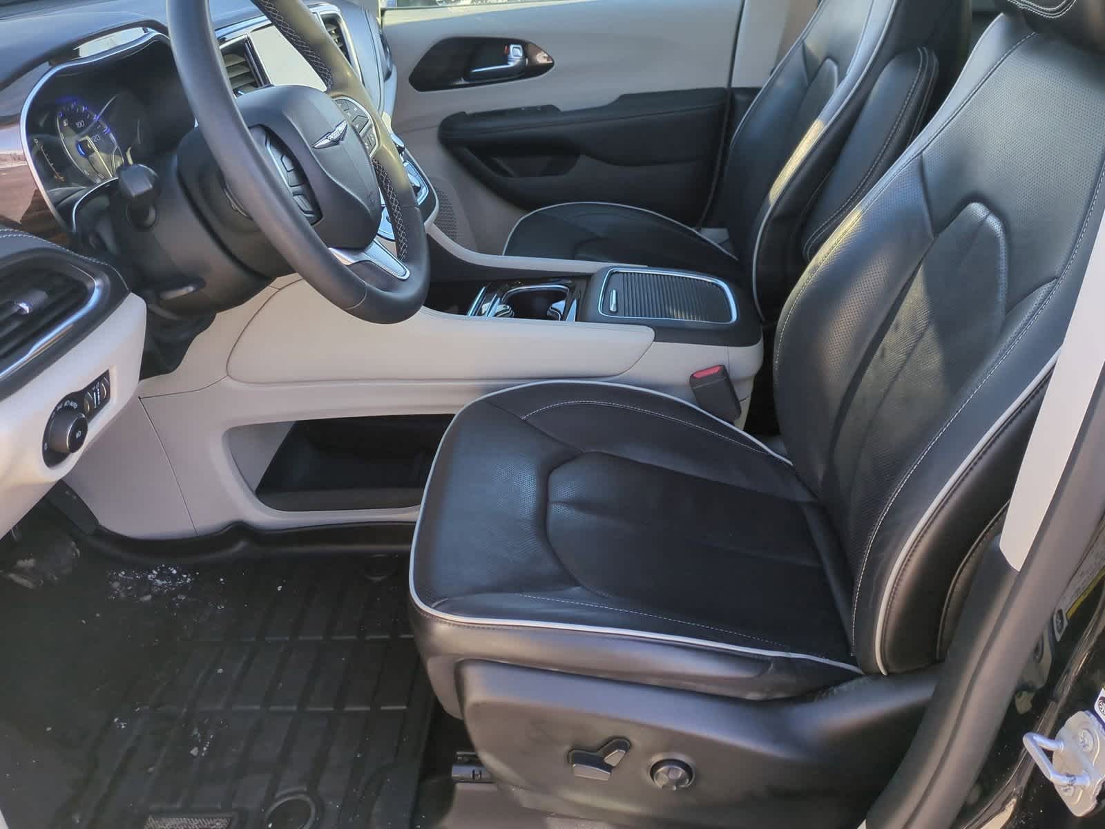 Thumbnail: 2023 Chrysler Pacifica - 16