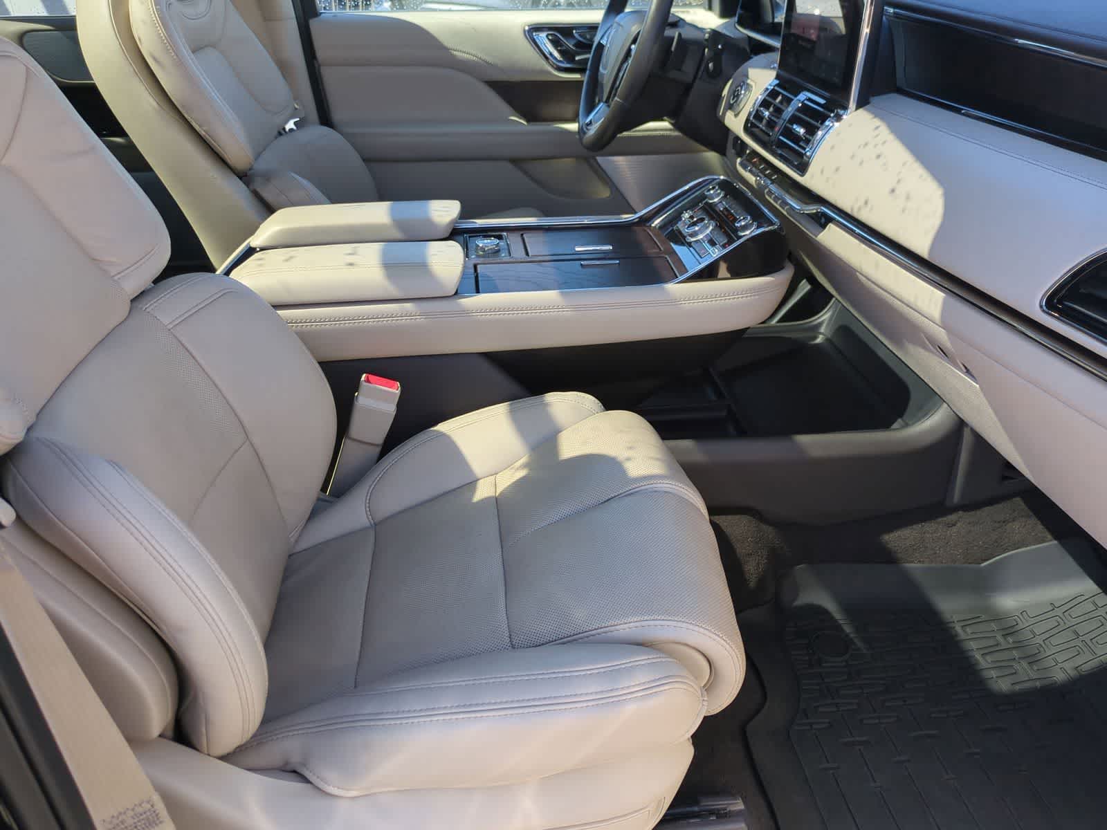 Thumbnail: 2021 Lincoln Navigator - 23