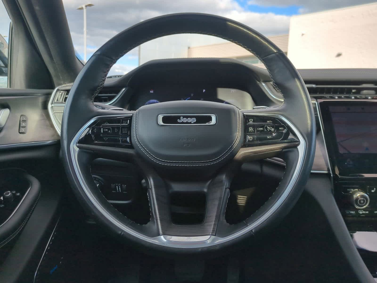 Thumbnail: 2022 Jeep Grand Cherokee - 24